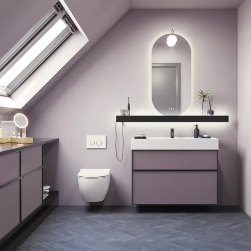 Kylpyhuone, jossa on vinot seinät, inspiraatio, kylpyhuonekalusteet liilaa, elegantit kehysovet, kaunis soikea peili lampulla, kaunis ja käytännöllinen hylly, liilaksi maalattu seinä ja harmaa kalanruotolattia, jotka antavat elegantin ja modernin ilmeen.