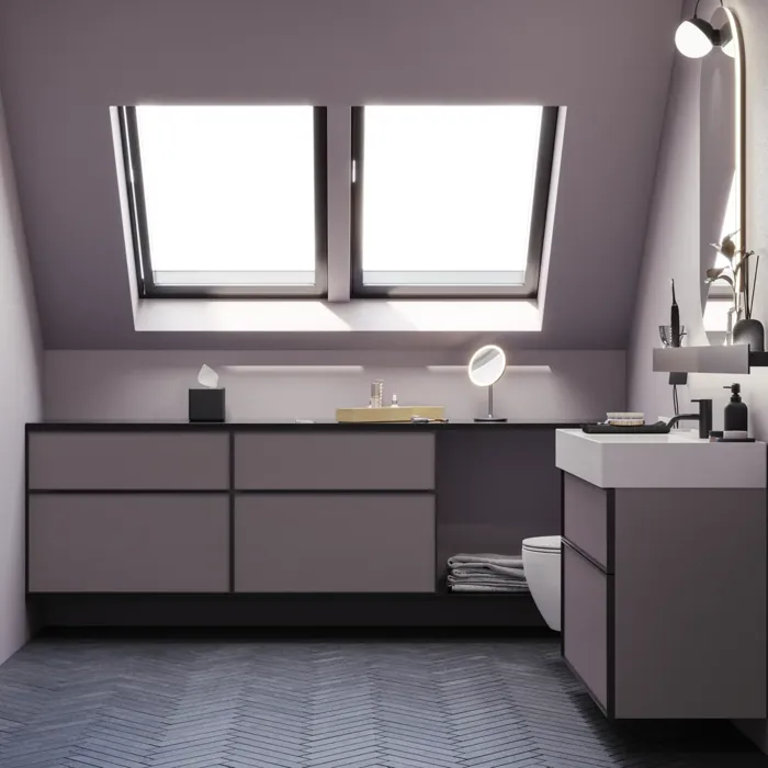 Kylpyhuone, jossa on vinot seinät, inspiraatio, kylpyhuonekalusteet liilaa, elegantit kehysovet, kaunis soikea peili lampulla, kaunis ja käytännöllinen hylly, liilaksi maalattu seinä ja harmaa kalanruotolattia, jotka antavat elegantin ja modernin ilmeen.