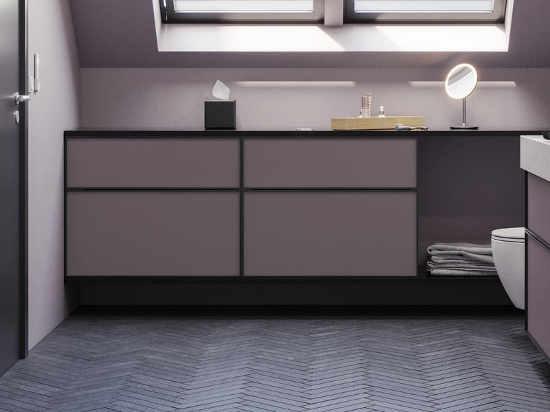 Kylpyhuone, jossa on vinot seinät, inspiraatio, kylpyhuonekalusteet liilaa, elegantit kehysovet, kaunis soikea peili lampulla, kaunis ja käytännöllinen hylly, liilaksi maalattu seinä ja harmaa kalanruotolattia, jotka antavat elegantin ja modernin ilmeen.