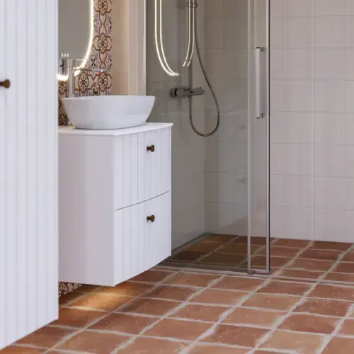 Large bathroom inspiration with white ribbed furniture, elegant countertops and countertop basins, oval mirrors with lights, exposed beams and patterned tiles create a vintage and stylish look