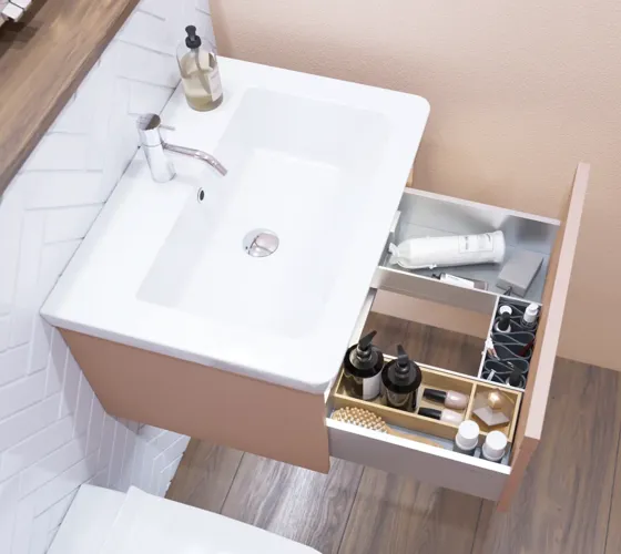 Small bathroom inspiration with a washbasin cabinet in a special color, mirror cabinet with lights, decorative mirrors with tinted glass shelf, white herringbone tiles give a sleek and classic look.