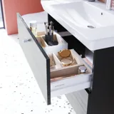 Bathroom inspiration with an elegant sink and a vanity unit with practical and stylish drawer organization in the form of beautiful wooden boxes, providing optimal space utilization.